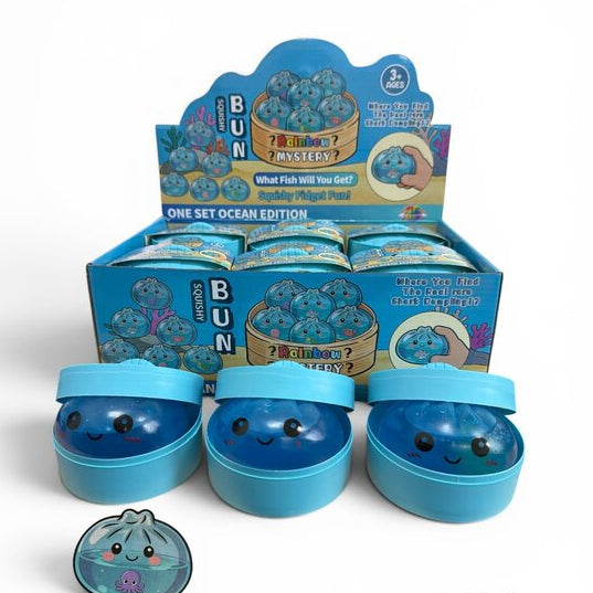 Mystery Dumpling Squishy Ocean Edition, zachte dumpling squishy met oceaanprint in displayverpakking.