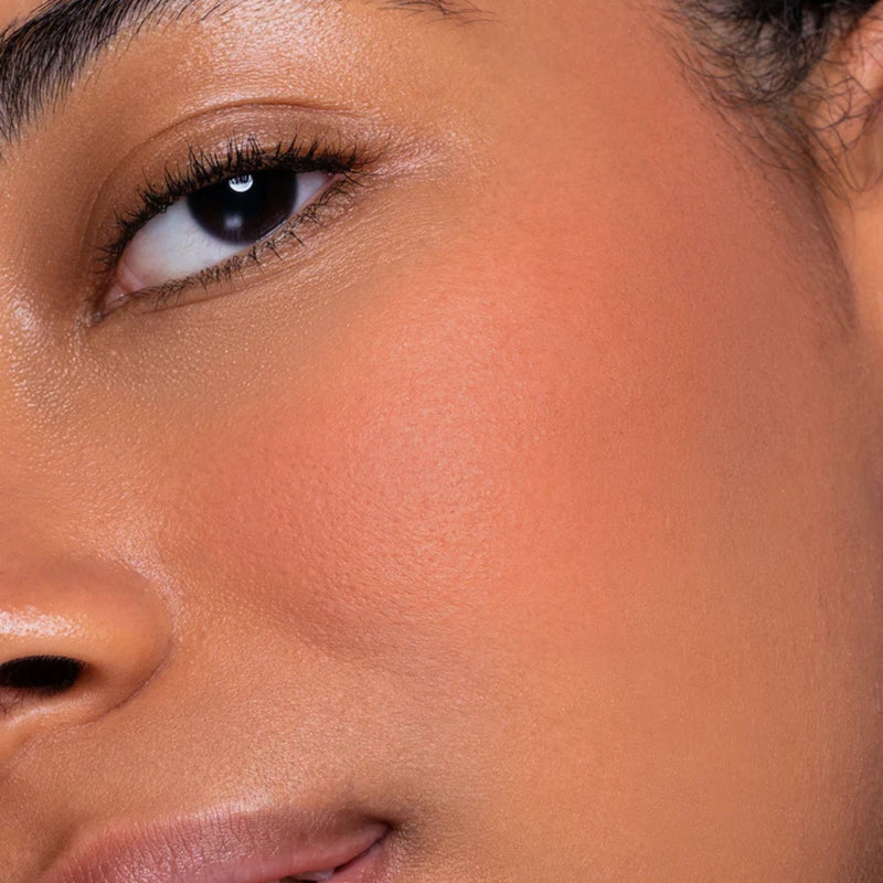 Astra Make Up Mat & Gentle Mousse Blush Warm-up, een zijdezachte mousse blush voor een natuurlijke, matte finish.