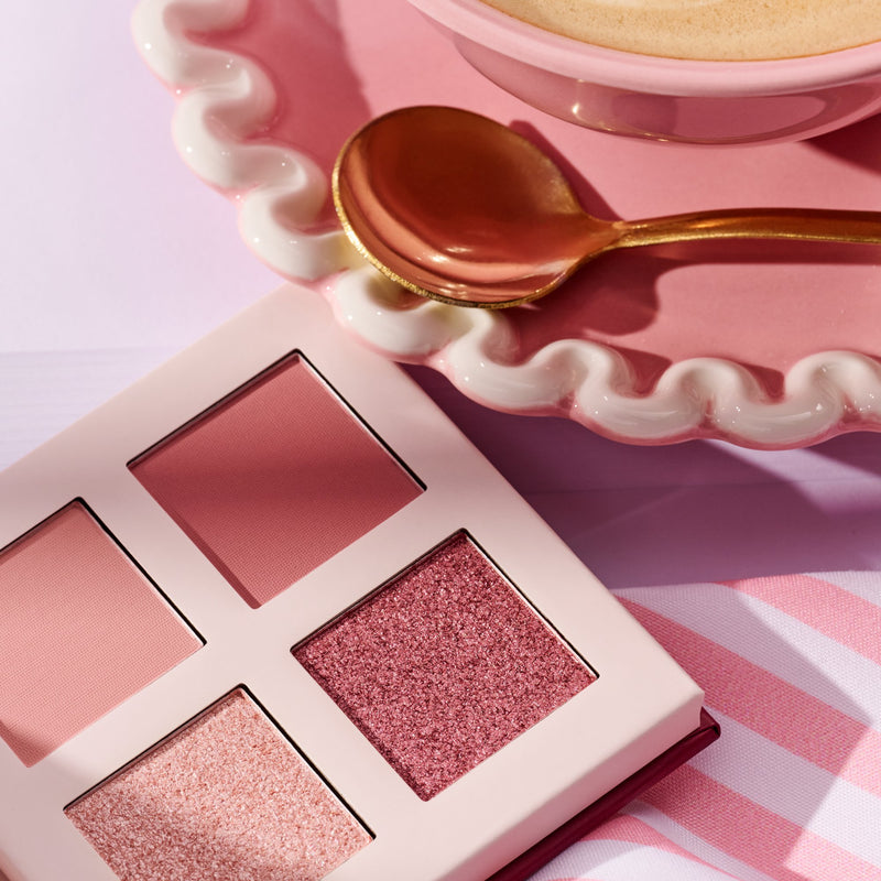 Essence Book Lovers Club Chapter Eyeshadow Palette 01 Chapter: Love Letters, oogschaduwpalet met roze en nude tinten.