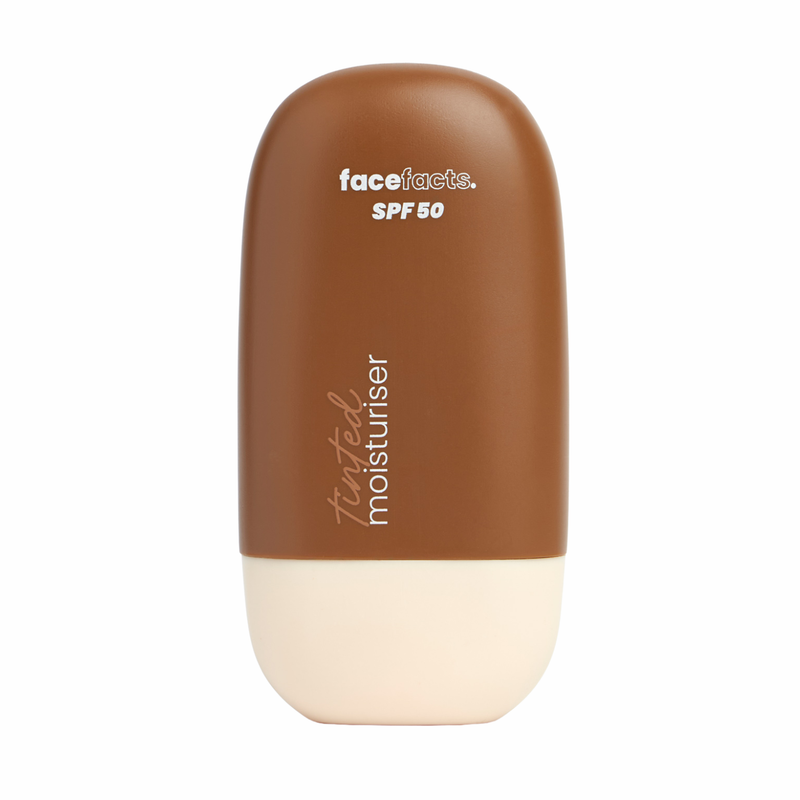 Face Facts SPF 50 Tinted Moisturiser Dark, getinte dagcrème met SPF 50, op model