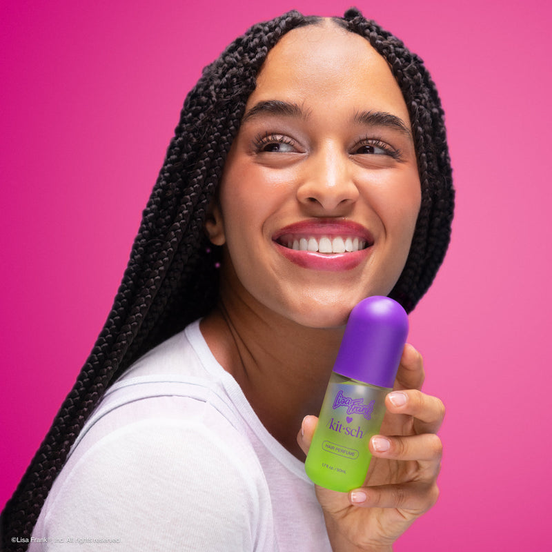 Kitsch X Lisa Frank Cosmic Sundae Hair & Body Perfume Mist, fruitige geurmist voor haar en lichaam, op model