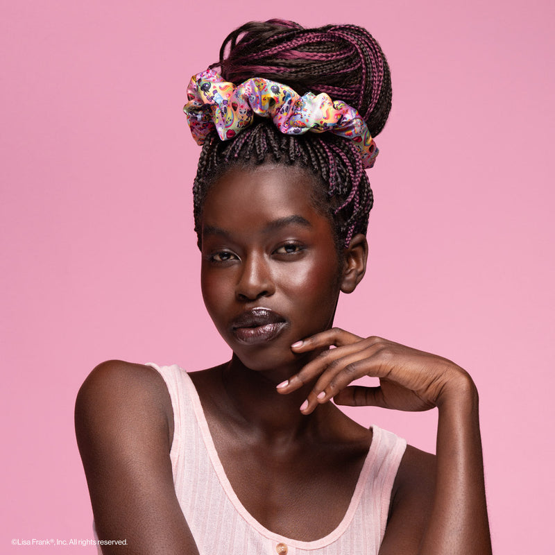 Kitsch X Lisa Frank Satin Scrunchies in Fantastic World, set van twee oversized satijnen scrunchies, op model