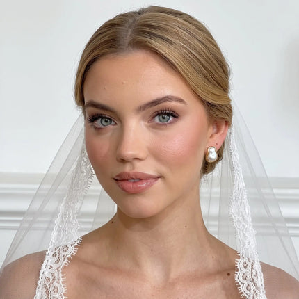Bruid met blond haar en natuurlijke bruidsmake-up voor de Wedding Makeup collectie van Boozyshop