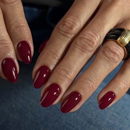 Cabernet nails van Boozyshop, diep wijnrode nagellak en gellak
