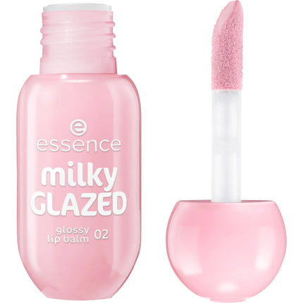 Essence Milky Glazed Glossy Lip Balm in de kleur Strawberry Whip, een roze tinted lip balm