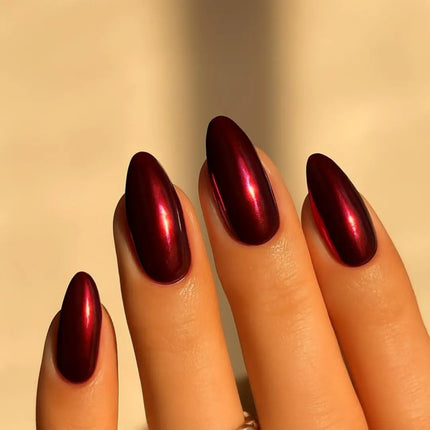 Luxe winter nails van Boozyshop, nagellak en nagelproducten voor een winterse manicure