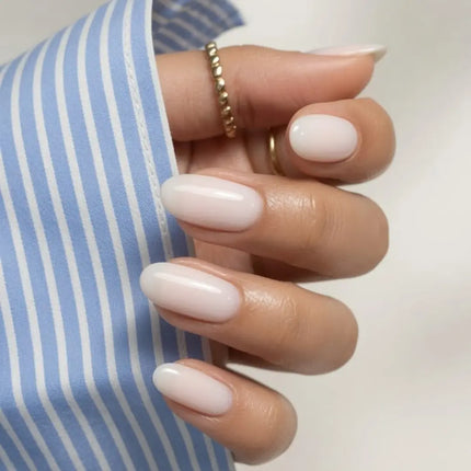 Milky nails van Boozyshop, melkwitte nagellak voor een zachte milky manicure