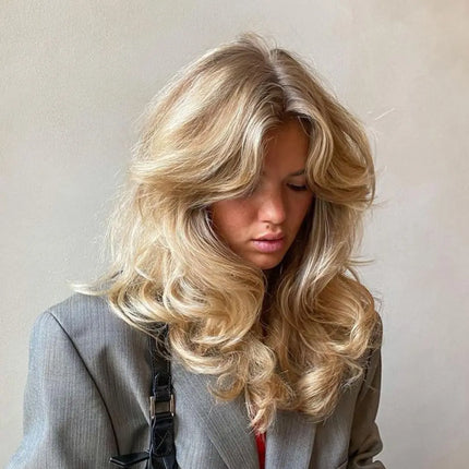 Haarproducten van Boozyshop voor een retro blowout met volume en beweging