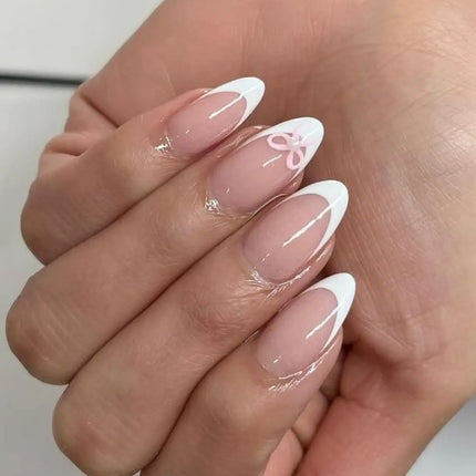 Soft coquette nails van Boozyshop, zachte roze en nude nagellak met strikjes en parels