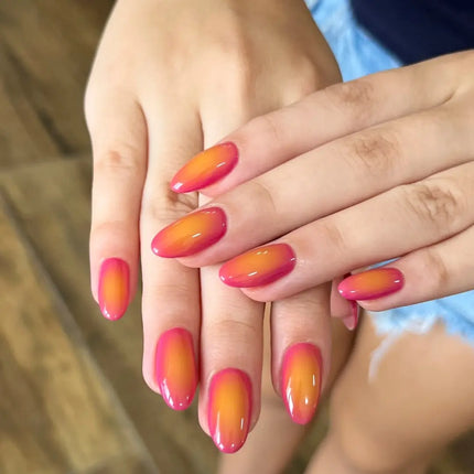 Sunkissed nails van Boozyshop, felle zomerse nagellakkleuren bij een gebruinde huid