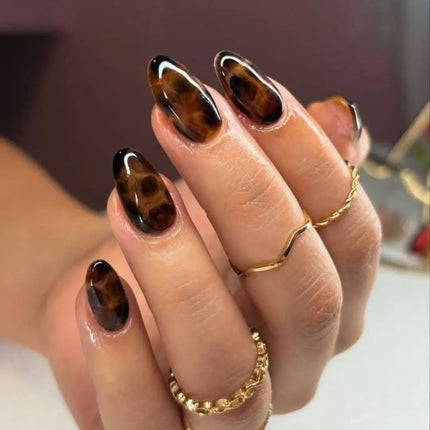 Tortoiseshell nails van Boozyshop, gemarmerde nagellak in karamel en amber