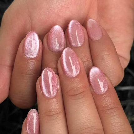 Velvet cat eye nails van Boozyshop, magnetische gellak met fluweelzacht cat eye effect