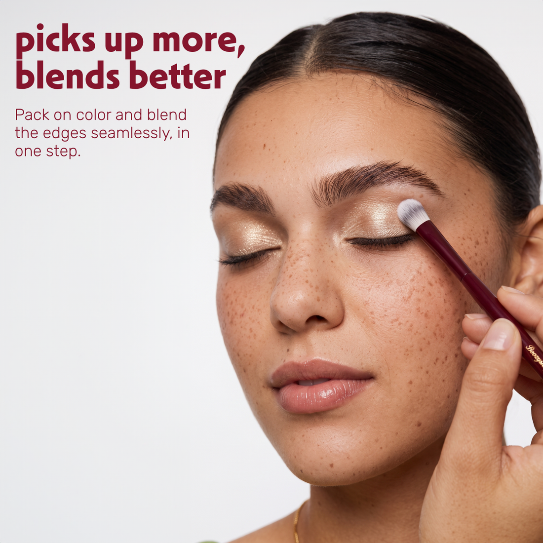 Model blends eyeshadow on the eyelid with the Boozyshop Flawless Blending Shader Brush