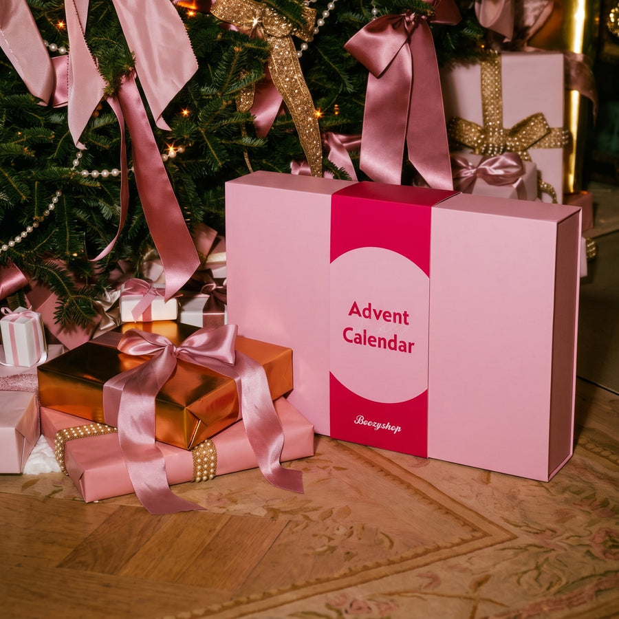 Boozyshop Adventskalender 2026, doos onder de kerstboom tussen ingepakte cadeaus