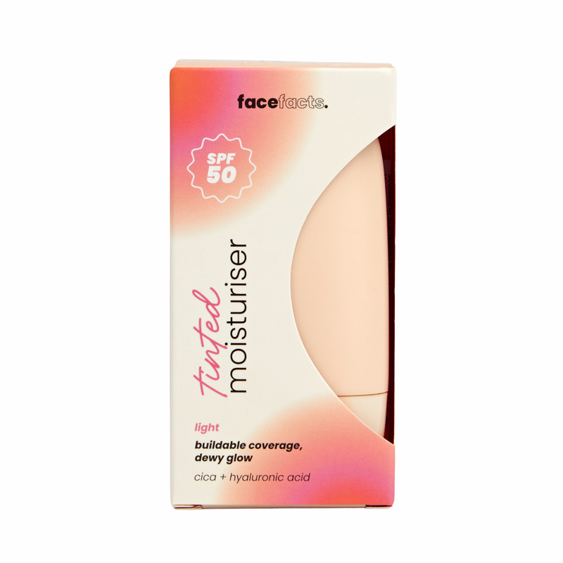 Face Facts SPF 50 Tinted Moisturiser Light, getinte dagcrème met SPF 50, op model